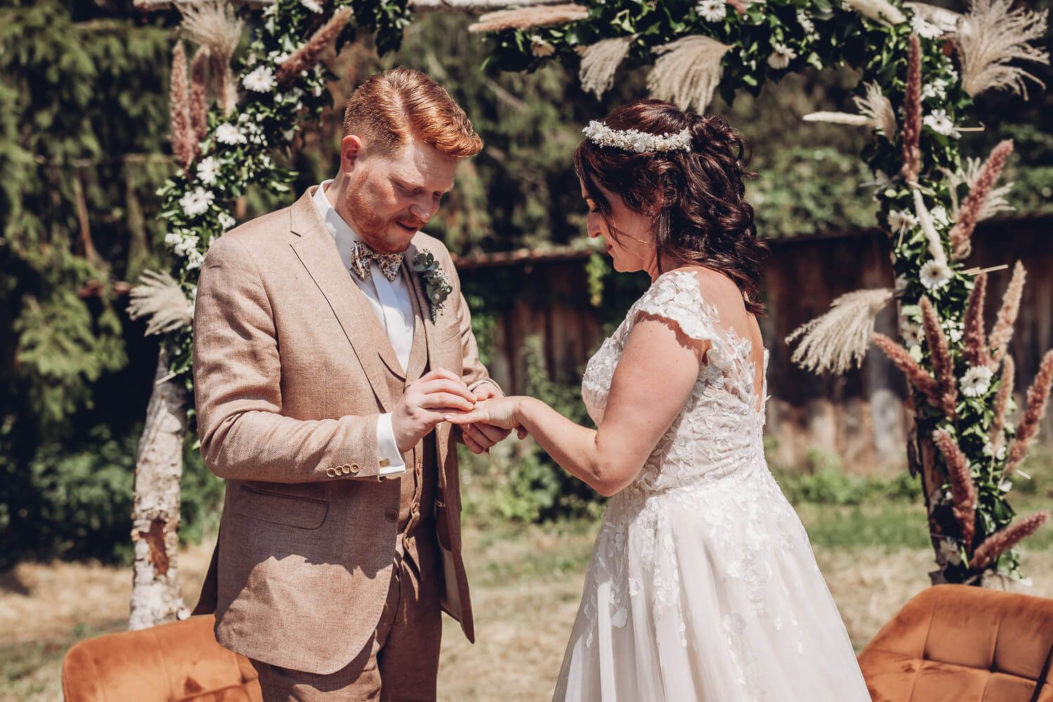 Ringtausch des Brautpaares bei einer freien Outdoor-Trauung in Braunschweig, emotional fotografiert von einer Hochzeitsfotografin