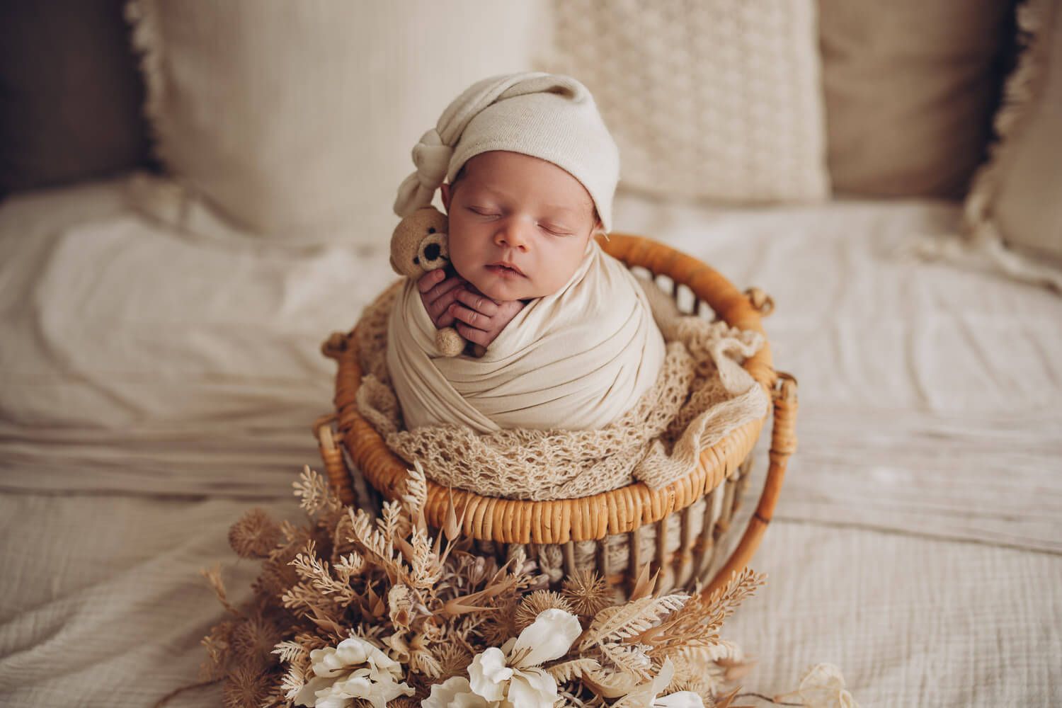 Schlafendes Neugeborenes im Körbchen mit natürlicher Dekoration bei einem Newborn Shooting im Studio in Hildesheim
