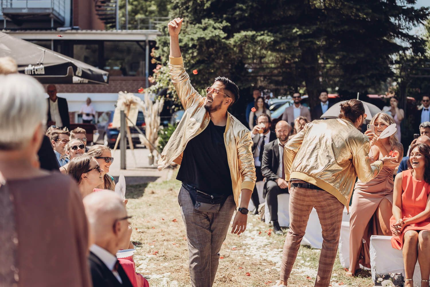 Musiker sorgen bei einer freien Trauung in Hannover für ausgelassene Stimmung unter den Hochzeitsgästen