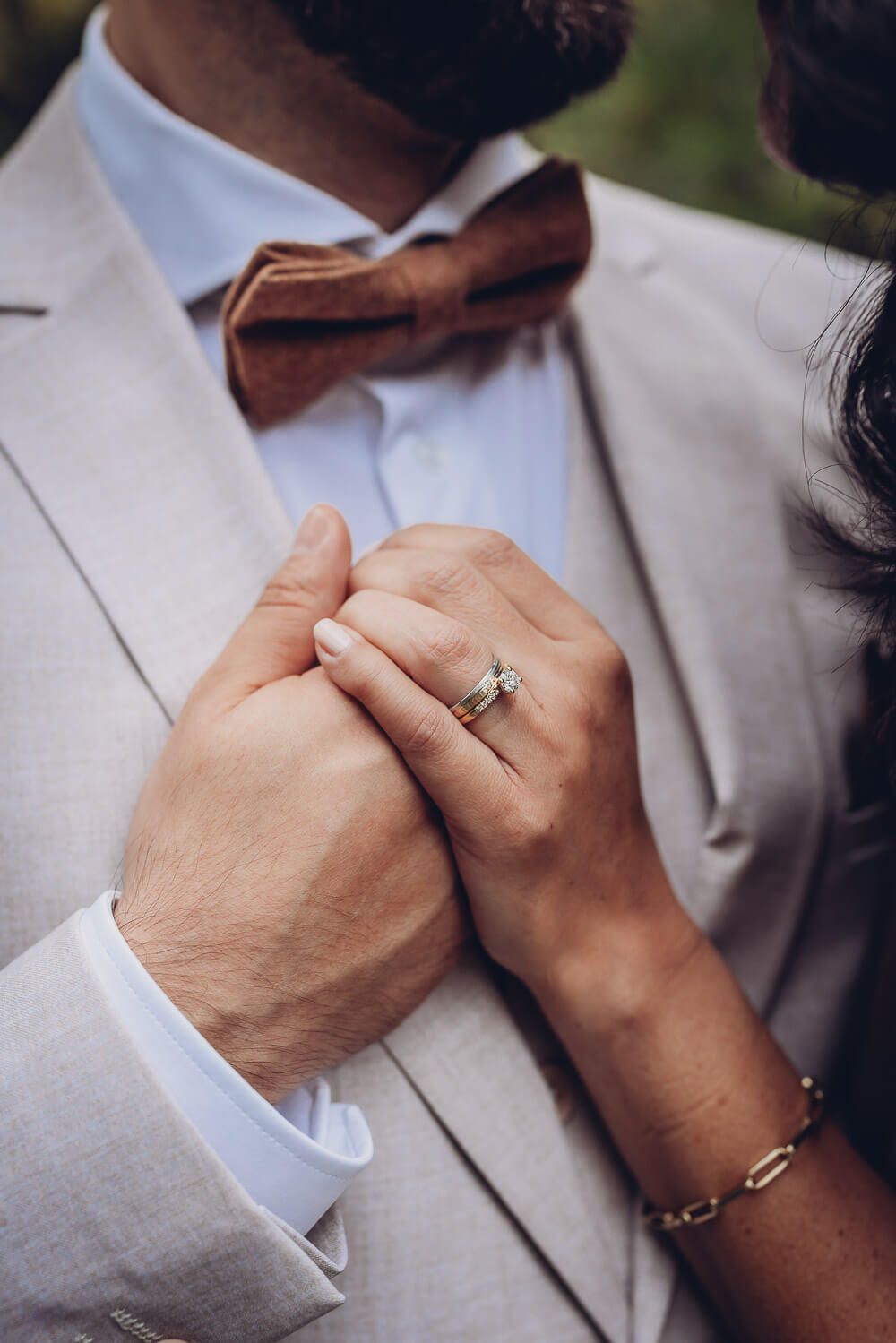 Detailaufnahme von Händen des Brautpaares mit Eheringen und Hochzeitsoutfit - Fotoshooting Fotograf in Hannover und Umgebung