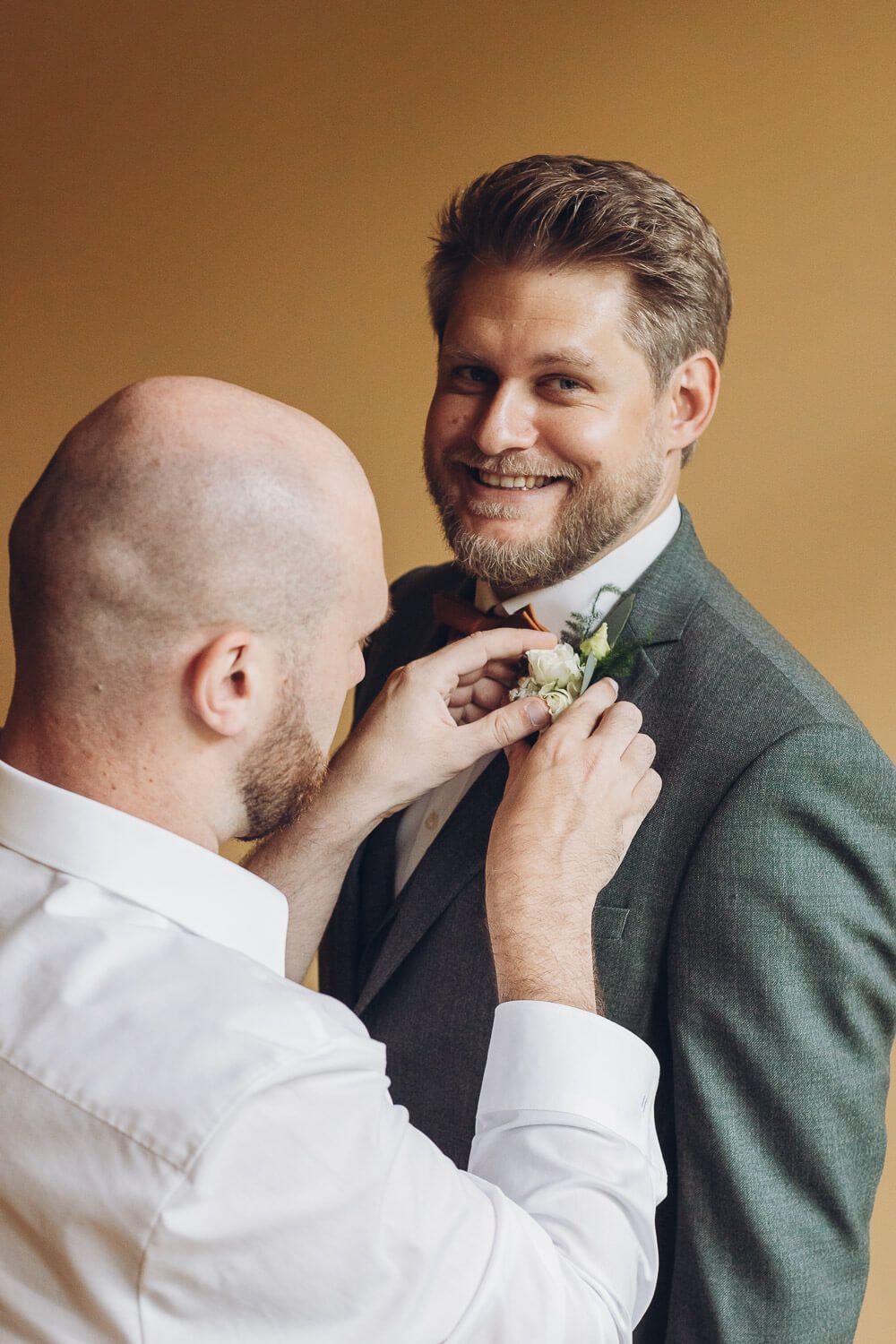 Liebevoller Moment beim Befestigen der Ansteckblume am Sakko des Bräutigams, fotografiert von einer Hochzeitsfotografin in Langenhagen