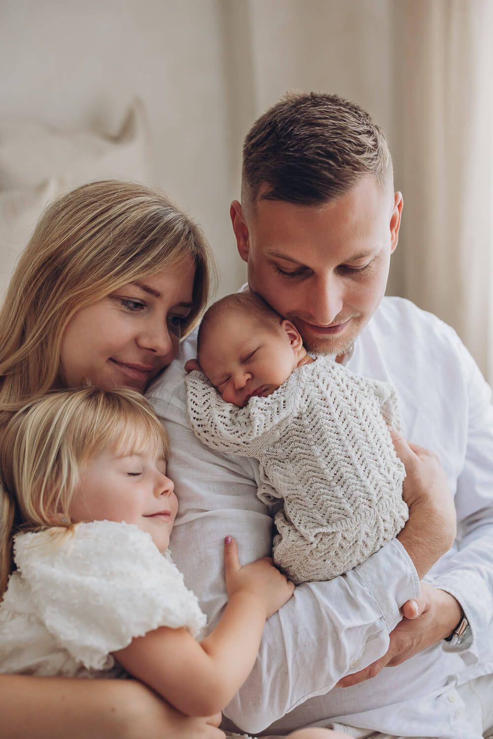 Emotionale Familienfotos in Wunstorf – Eltern mit Baby und Geschwisterkind bei einem natürlichen Newborn Shooting