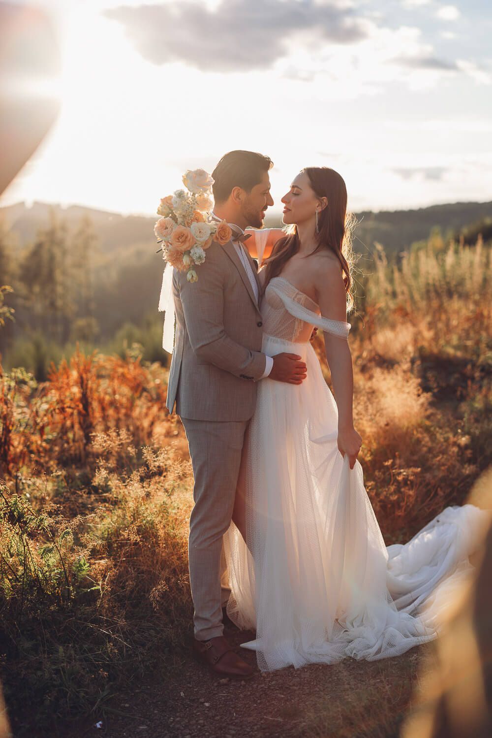 Braut und Bräutigam schauen sich im goldenen Abendlicht liebevoll an bei einem romantischen Hochzeitsshooting in Celle und Hannover