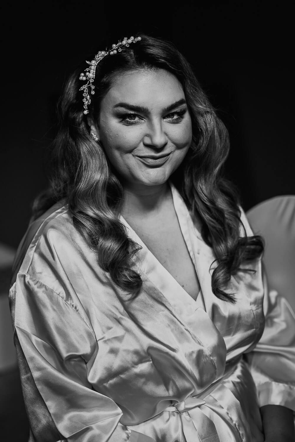 Schwarz-Weiß-Portrait einer Braut im Morgenmantel während des Getting Readys, fotografiert von einem Fotografen in Barsinghasen