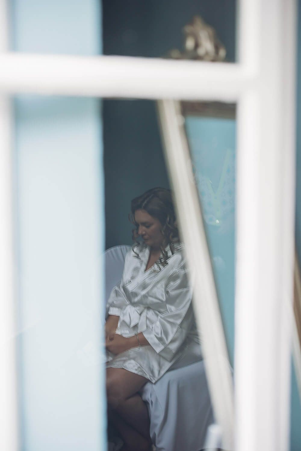 Ruhiger Getting-Ready-Moment einer Braut am Fenster vor der Hochzeit, stimmungsvoll fotografiert - Hochzeitsfotografin Hannover