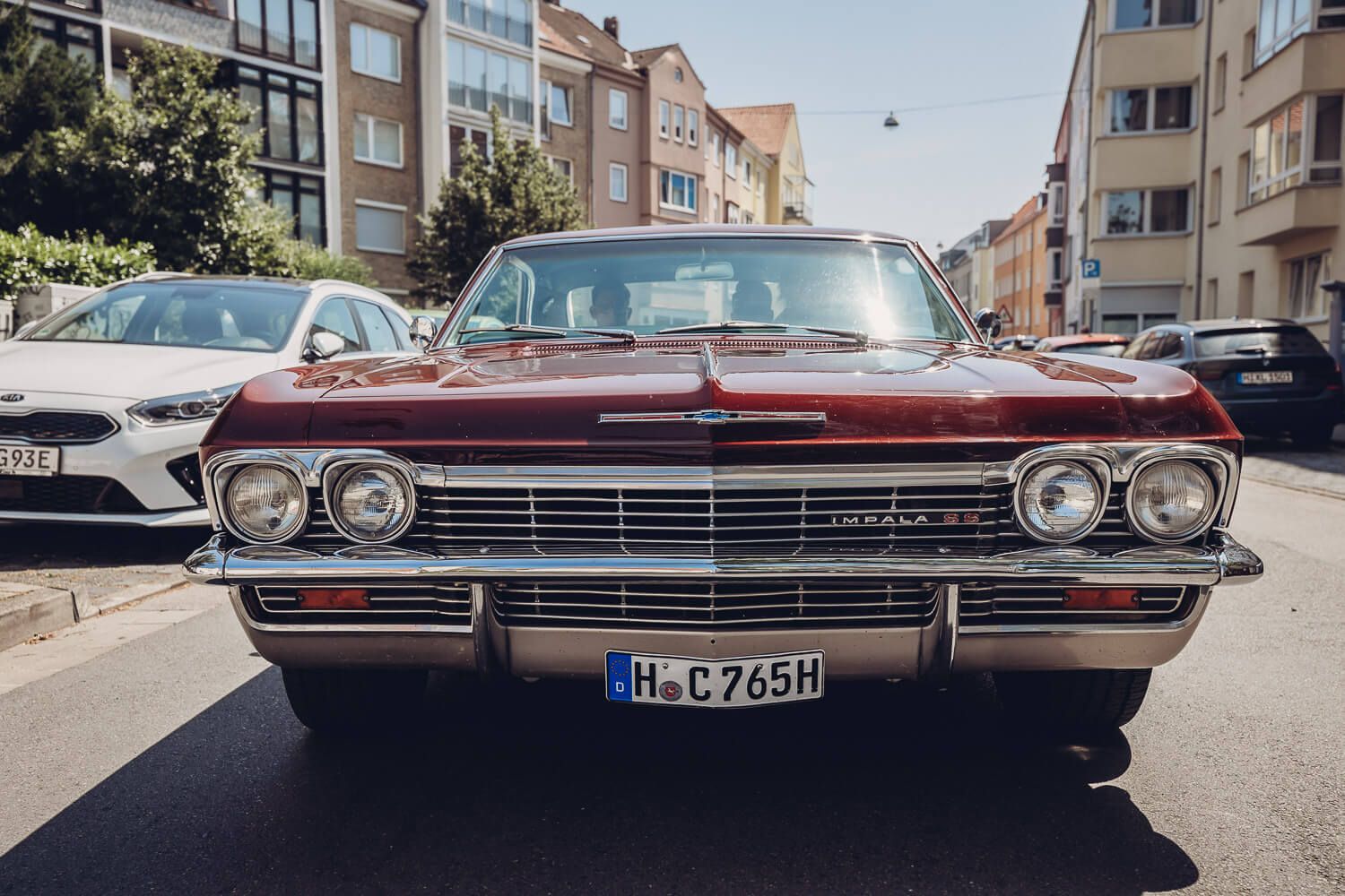 Klassischer Chevrolet Impala als stilvolles Hochzeitsauto in Peine, aufgenommen von einem Hochzeitsfotografen