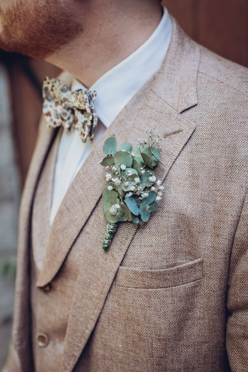 Detailaufnahme vom Ansteckstrauß des Bräutigams mit Eukalyptus und Schleierkraut bei einer Hochzeit in Pattensen