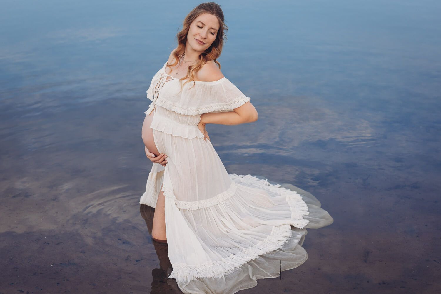 Künstlerisches Babybauch Fotoshooting in Großburgwedel – Kleid der werdenden Mutter fließt im Wasser