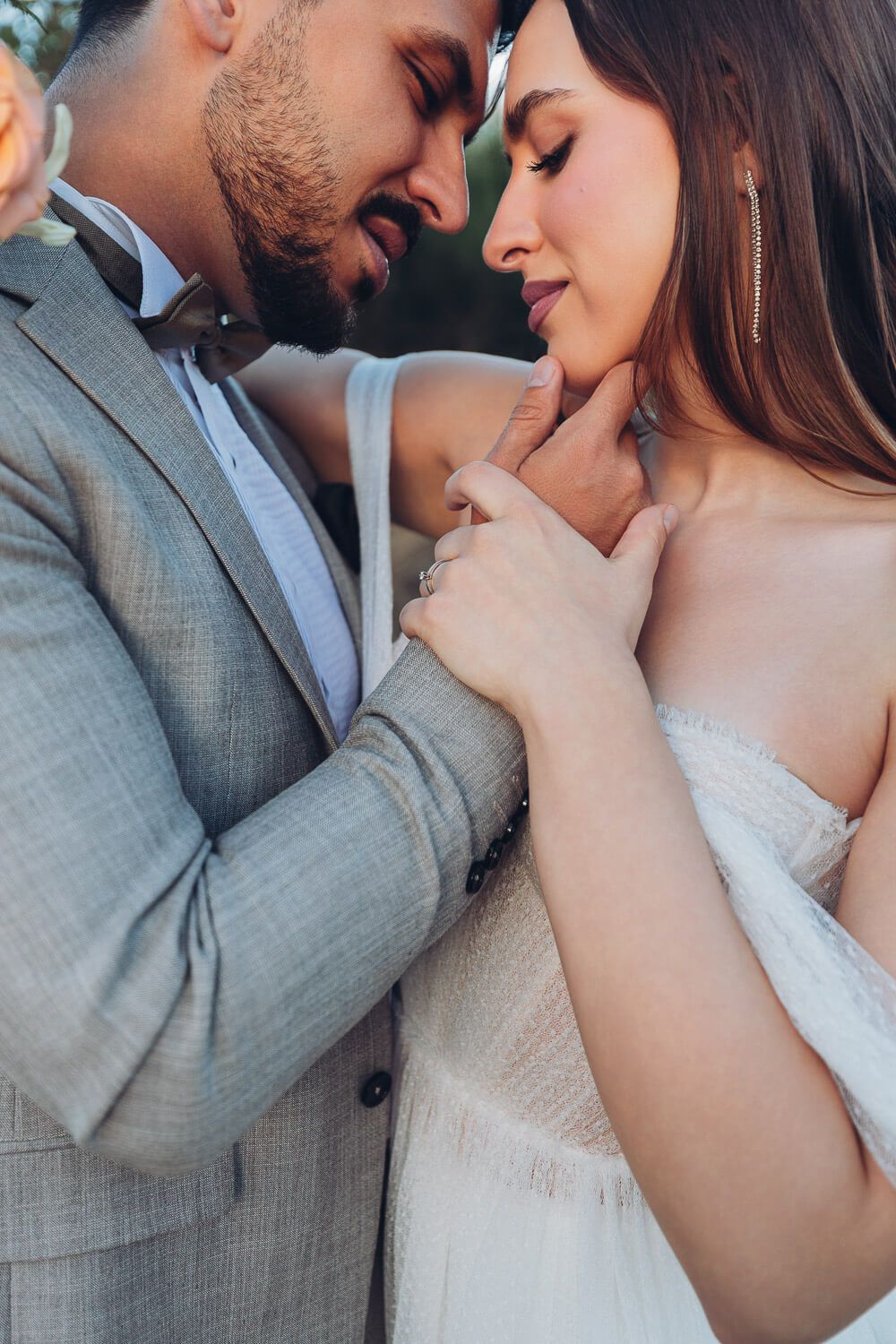 Detailreiche Nahaufnahme von Braut und Bräutigam mit sanfter Berührung und innigem Moment bei einem Hochzeitsshooting in Peine und Hannover