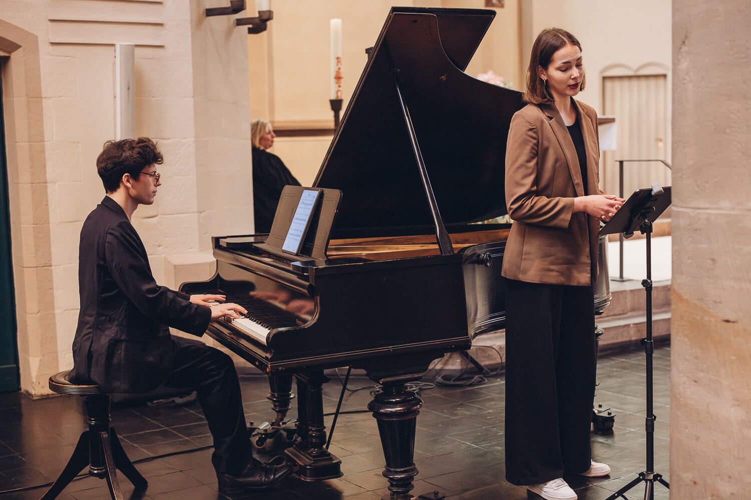 Sängerin und Pianist begleiten eine kirchliche Hochzeit musikalisch in Braunschweig - Hochzeitsfotograf Hannover