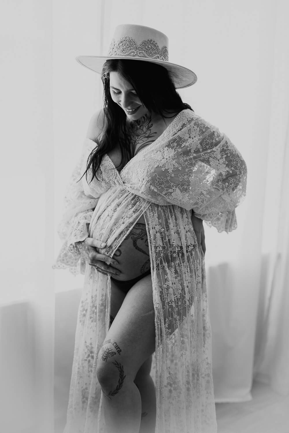 Stilvolles Babybauch Fotoshooting im Fotostudio in der Wedemark – schwangere Frau mit Spitze und Hut in Schwarzweiß