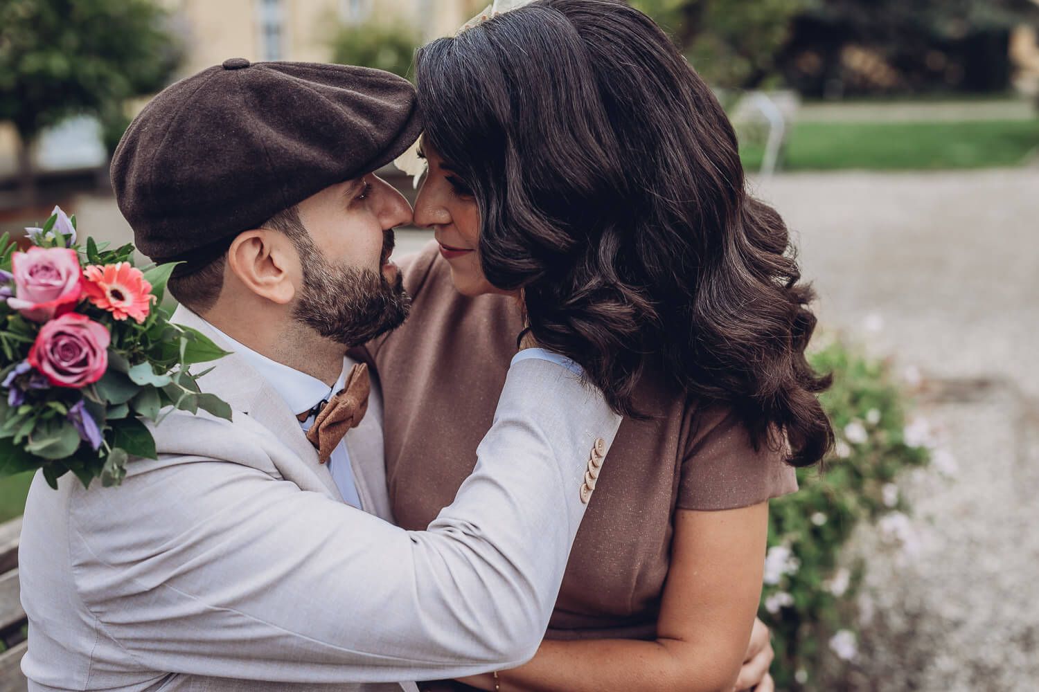 Inniger Moment eines Brautpaares beim Paarshooting, liebevoll Nase an Nase fotografiert von einer Hochzeitsfotografin in Hameln