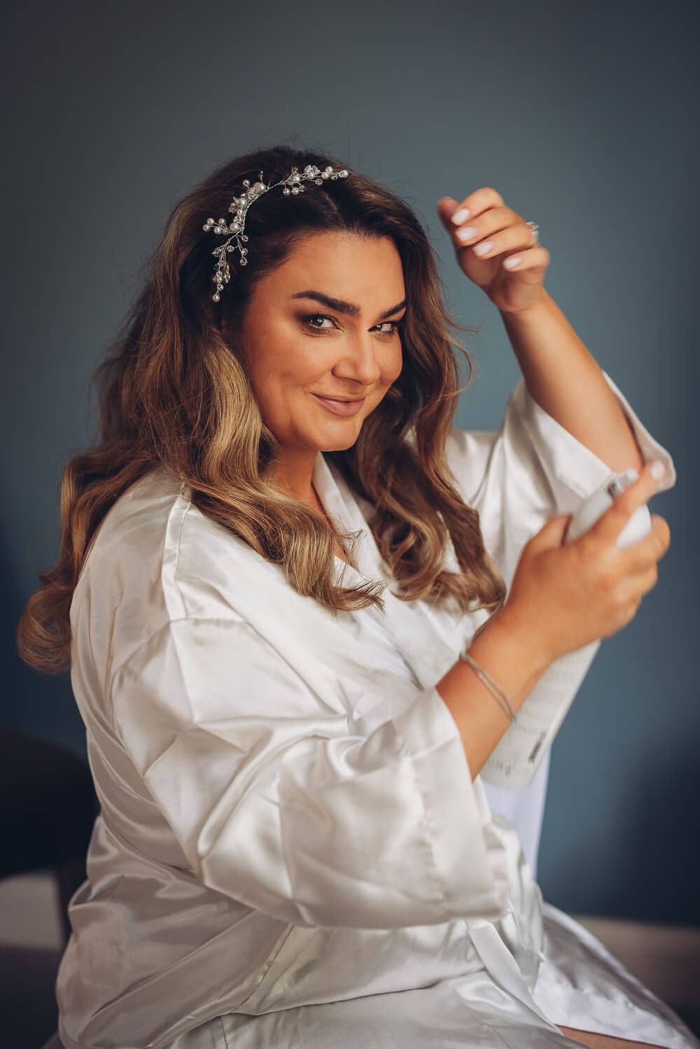 Natürliches Getting-Ready-Portrait der Braut beim finalen Styling vor der Hochzeit, fotografiert von einer Hochzeitsfotografin in Hannover
