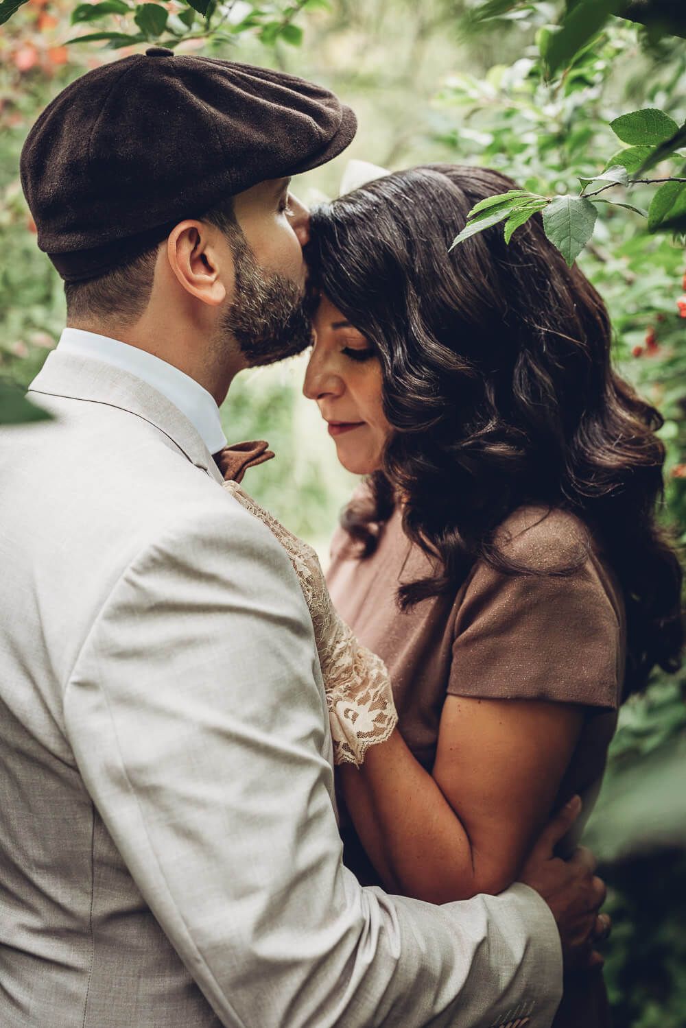 Zärtlicher Moment beim Paarshooting: Der Bräutigam küsst die Braut auf die Stirn, fotografiert von einer Hochzeitsfotografin in Gehrden