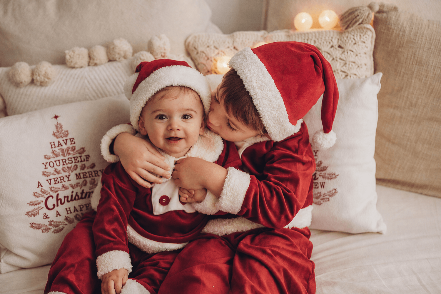 Fotoshooting von Geschwisterkinder im Weihnachtlichen Stil. Weihnachtsmini im Fotostudio Hannover
