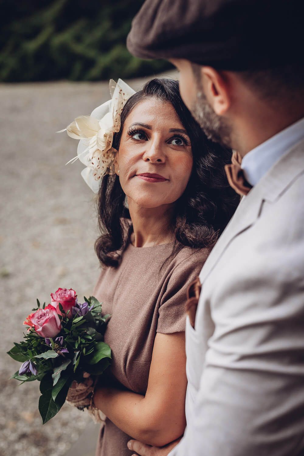 Portrait der Braut mit Blumenstrauß, während sie liebevoll zum Bräutigam blickt, fotografiert von einem Hochzeitsfotografen in Hannover