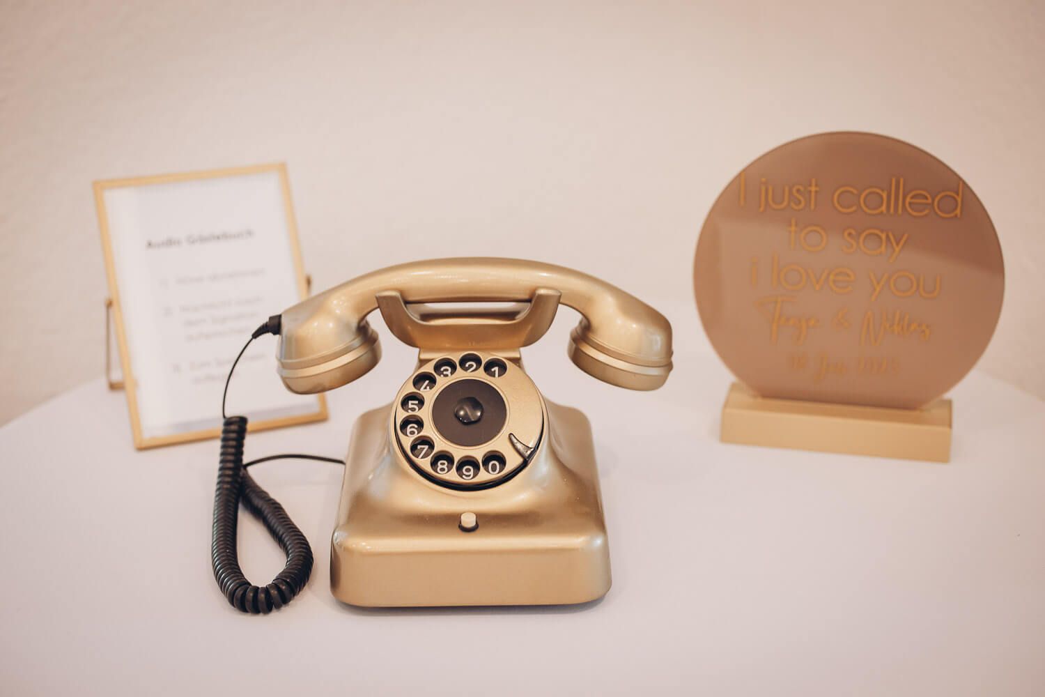 Telefon als Audio-Gästebuch bei einer freien Trauung, detailreich festgehalten von einer Hochzeitsfotografin als kreatives Dekoelement