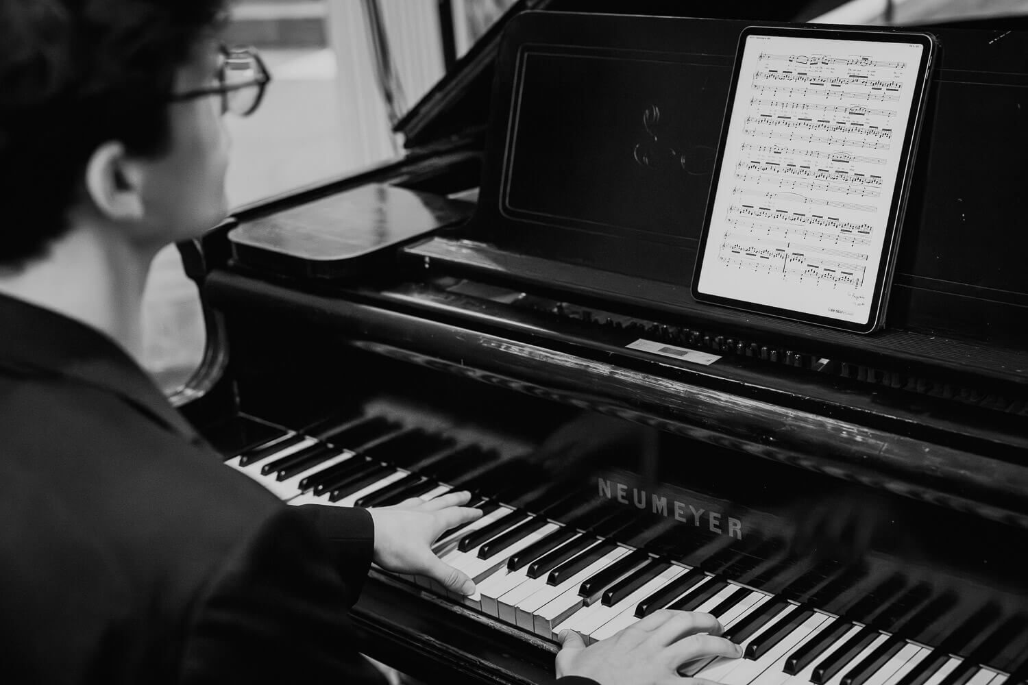 Schwarzweißaufnahme eines Pianisten am Flügel während einer Hochzeit in Hannover - Hochzeitsfotograf
