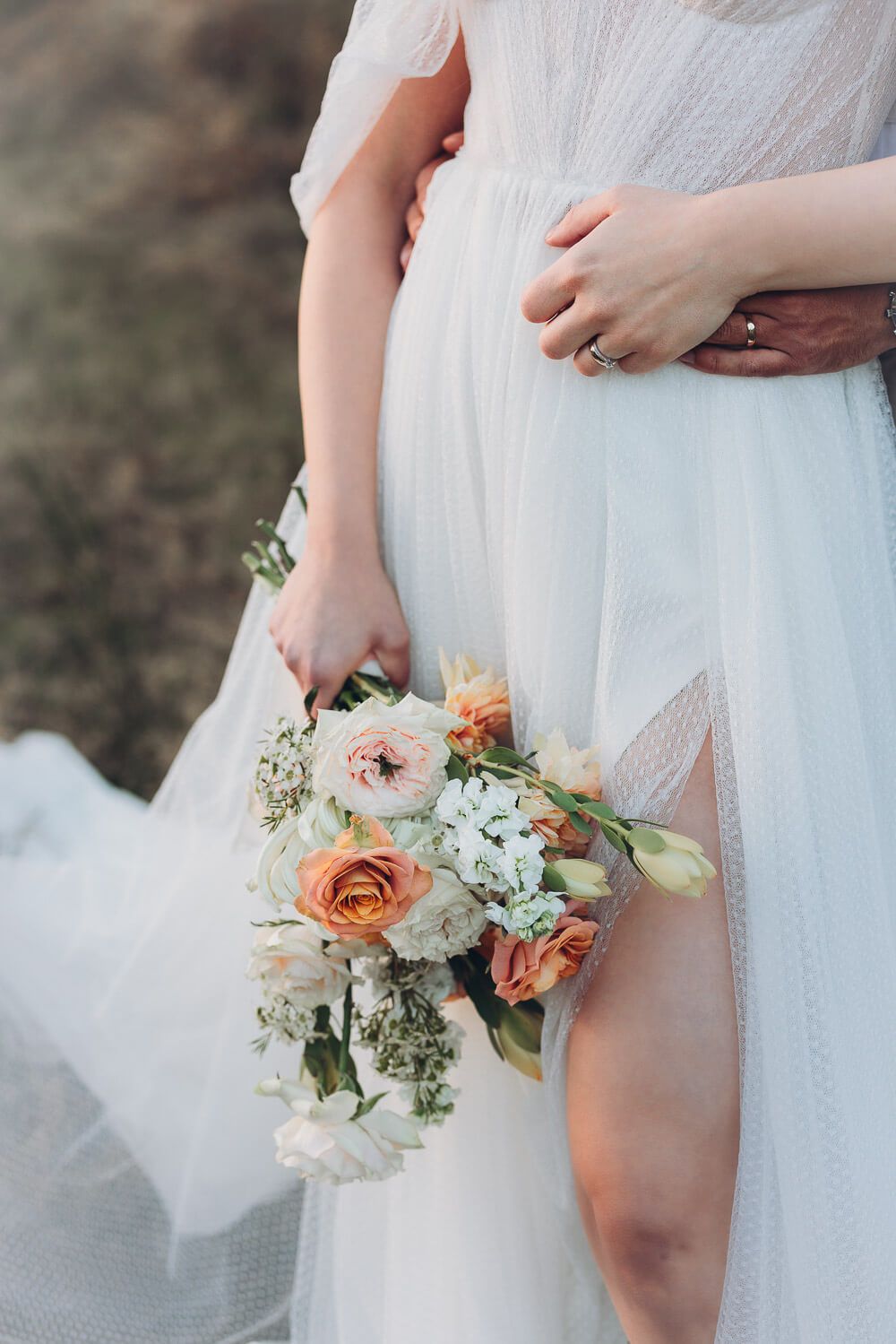 Detailaufnahme von Brautkleid, Brautstrauß und Eheringen bei einem eleganten Hochzeitsshooting in Pattensen und Hannover