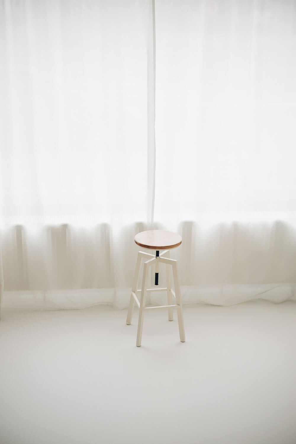Heller Studiohocker im Fotostudio Hannover, ideal für Schwangerenfotos und moderne Fotografie