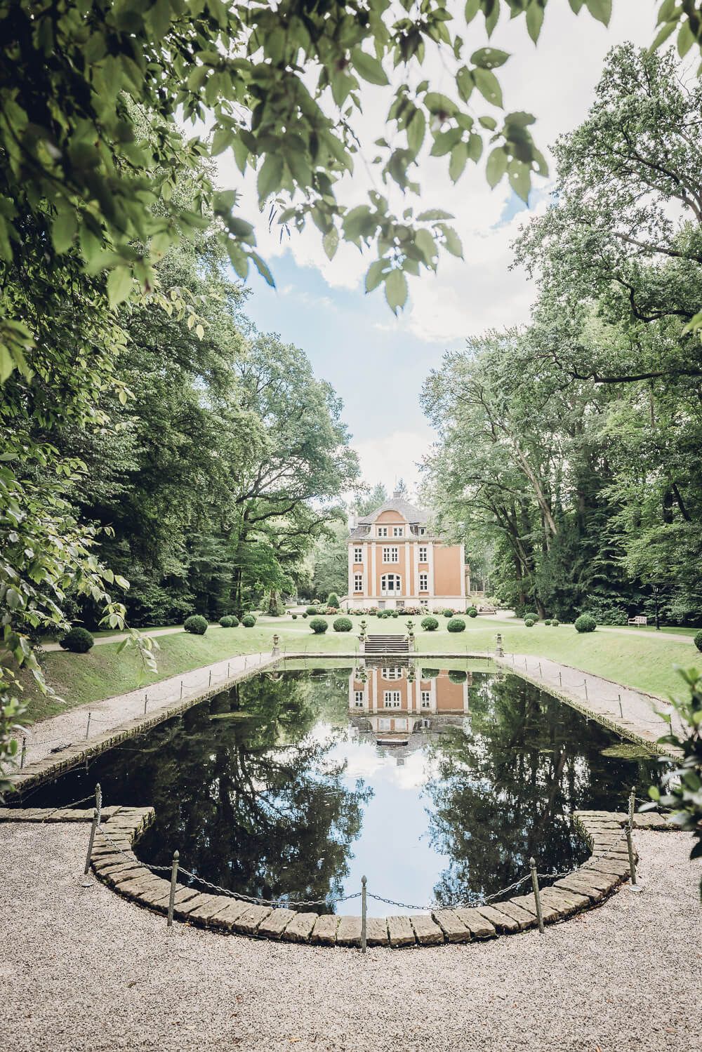 Romantische Villa mit Teich und Garten als stilvolle Hochzeitslocation in der Region Hannover - Hochzeitsfotograf Braunschweig