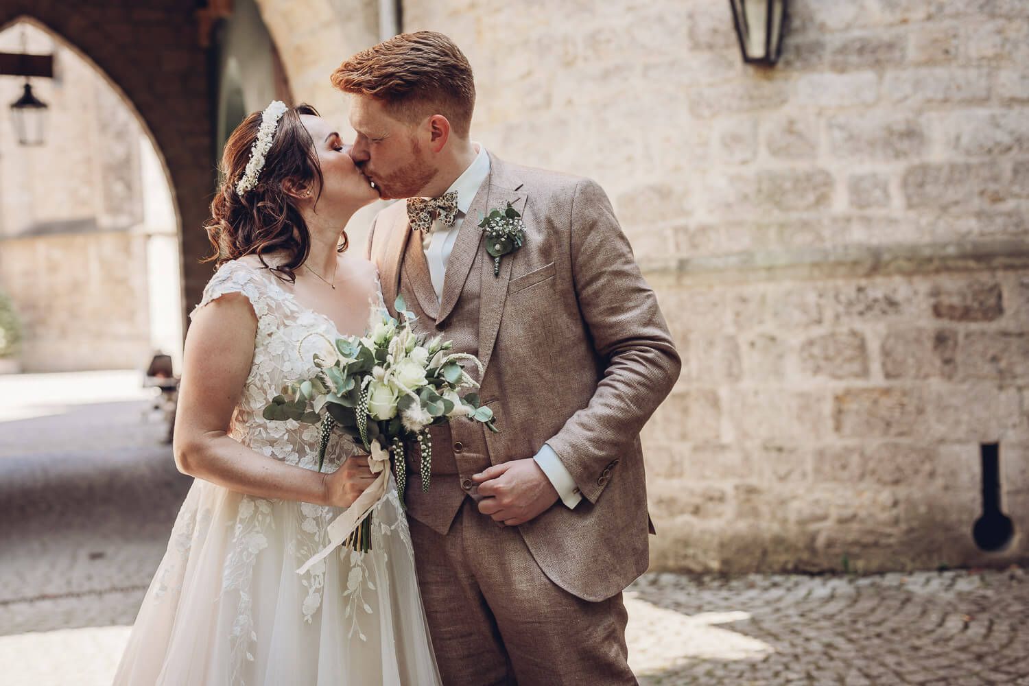 Brautpaar küsst sich bei einem romantischen Hochzeitsshooting an der Schloss Marienburg bei Pattensen