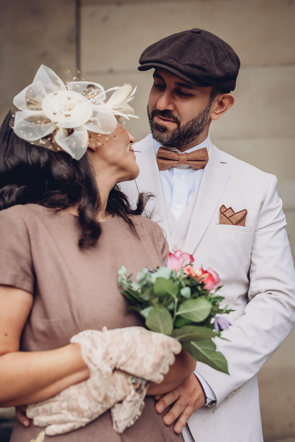 Stilvolles Vintage-Brautpaarportrait mit Brautstrauß und festlicher Kleidung, fotografiert von einer Hochzeitsfotografin in Barsinghausen