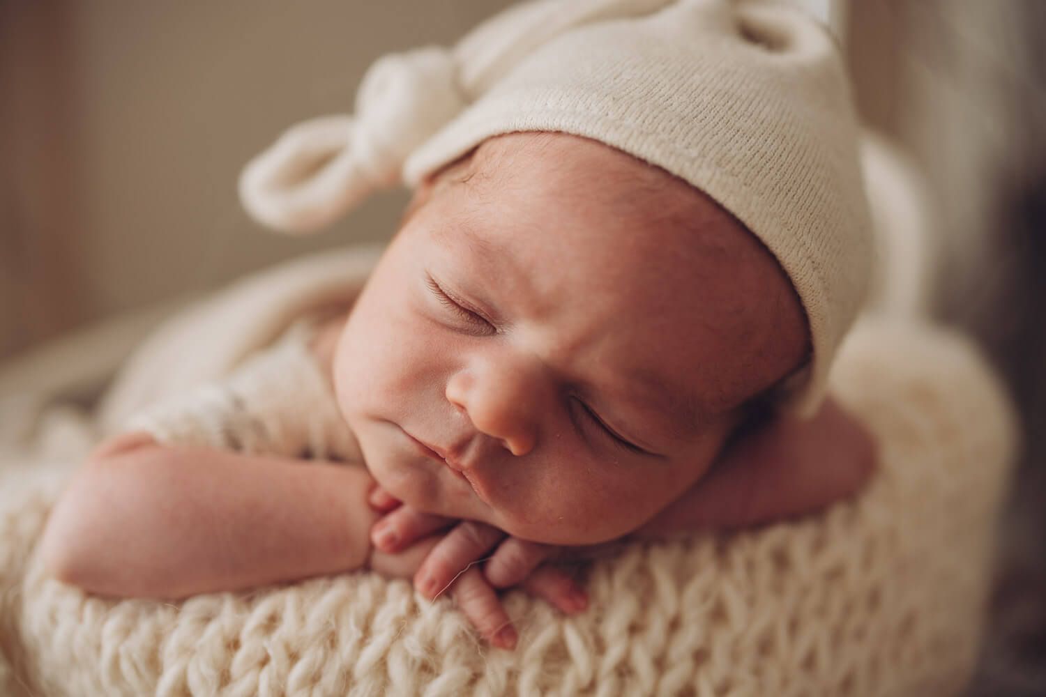Detailaufnahme eines schlafenden Neugeborenen bei einem professionellen Baby Fotoshooting in Celle