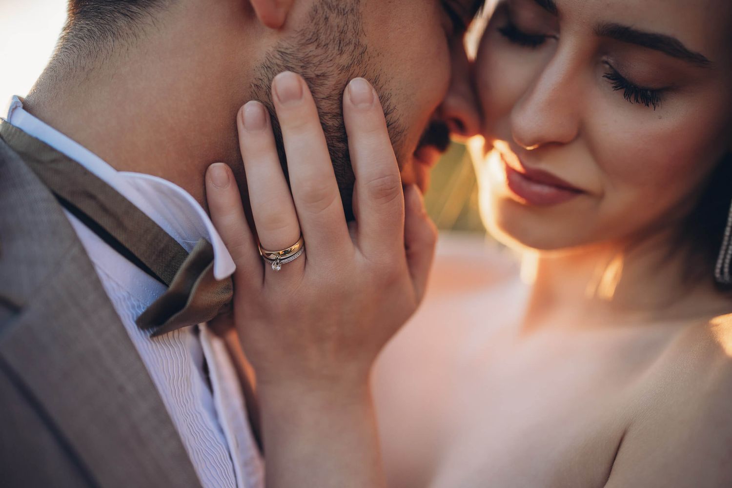 Nahaufnahme von Eheringen am Brautpaar bei warmem Abendlicht während der Hochzeit - Fotoshooting Fotograf Hannover