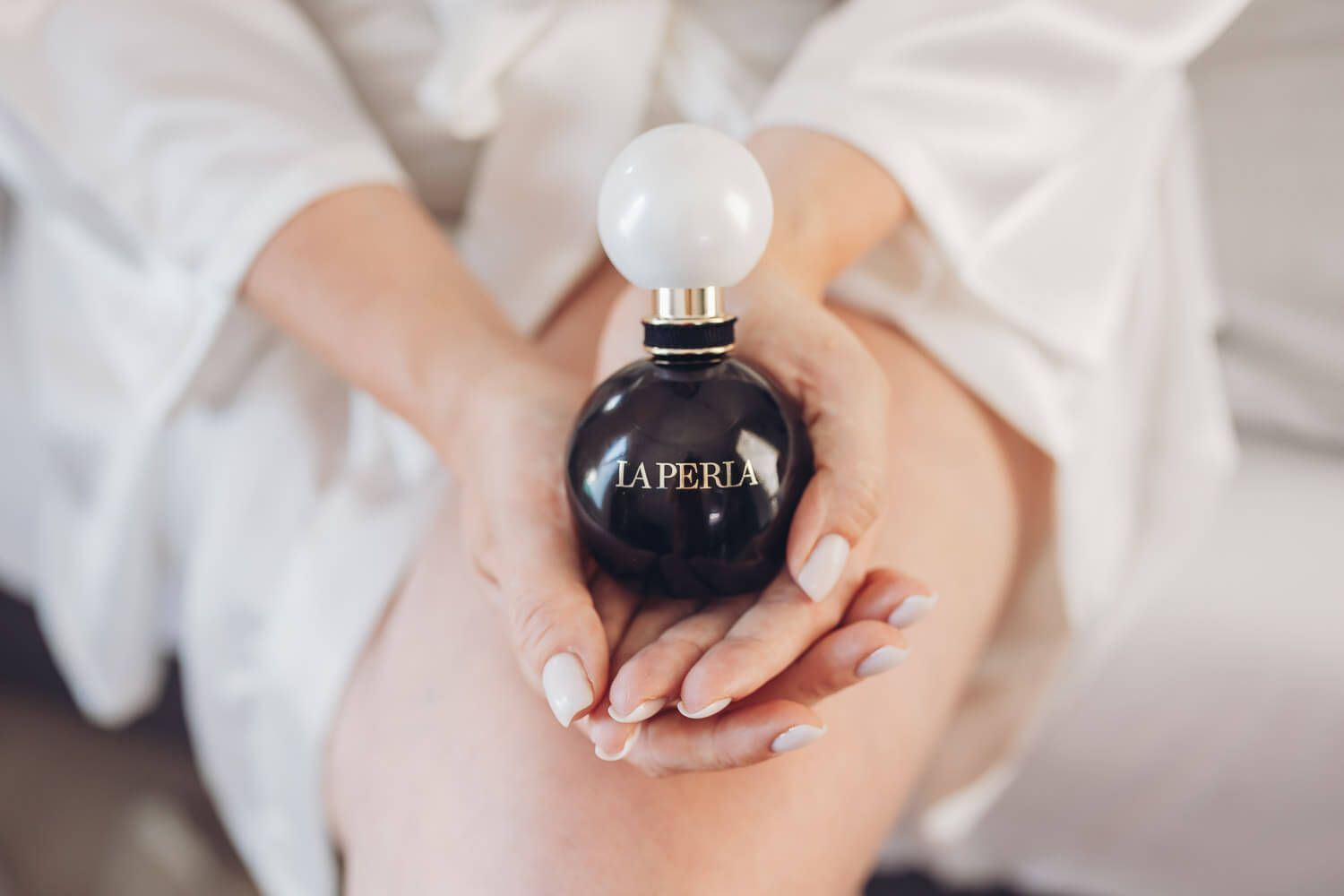 Detailaufnahme der Hände der Braut mit elegantem Parfumflakon als stilvoller Moment beim Getting Ready für eine freie Trauung in Hannover