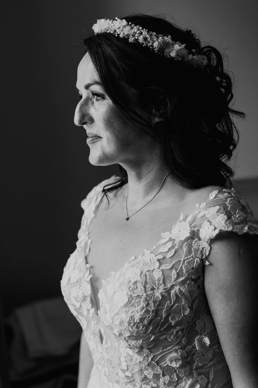 Stilvolles Schwarzweiß-Porträt der Braut während des Getting Ready in Celle, aufgenommen von einer Hochzeitsfotografin