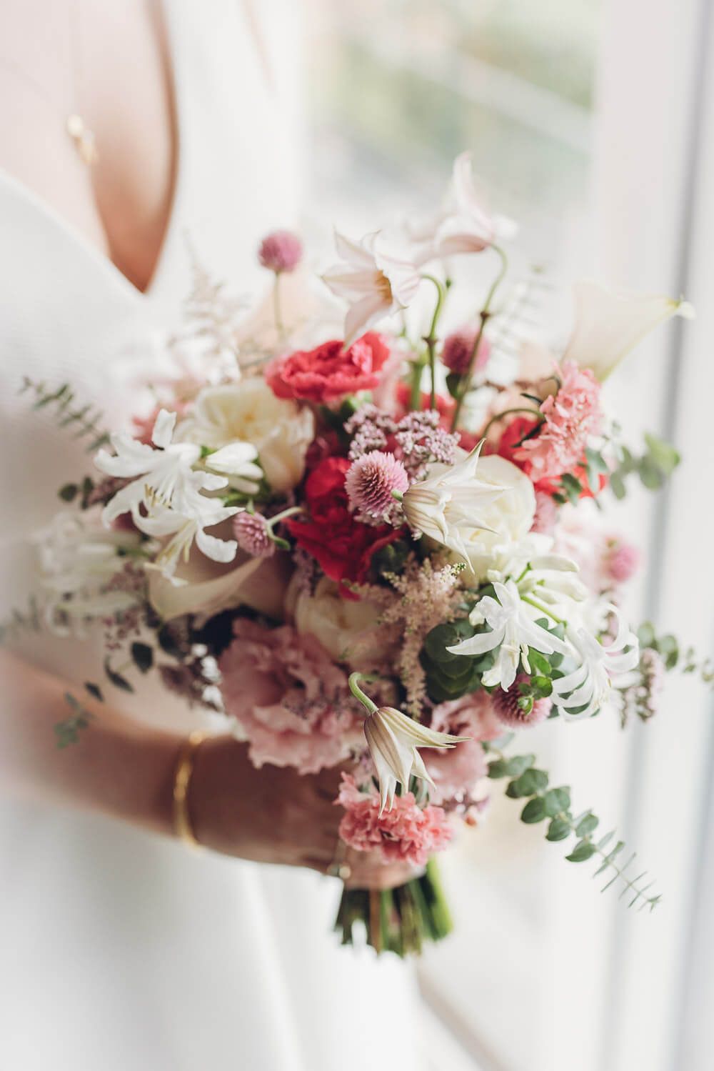 Detailreicher Hochzeitsstrauß mit zarten Blumen aufgenommen bei einem stilvollen Fotoshooting in Wolfsburg