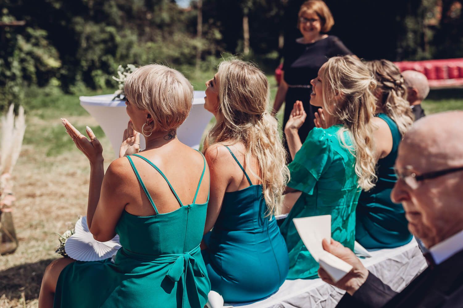 Gäste applaudieren während einer emotionalen freien Trauung in Hannover, dokumentiert von einer Hochzeitsfotografin