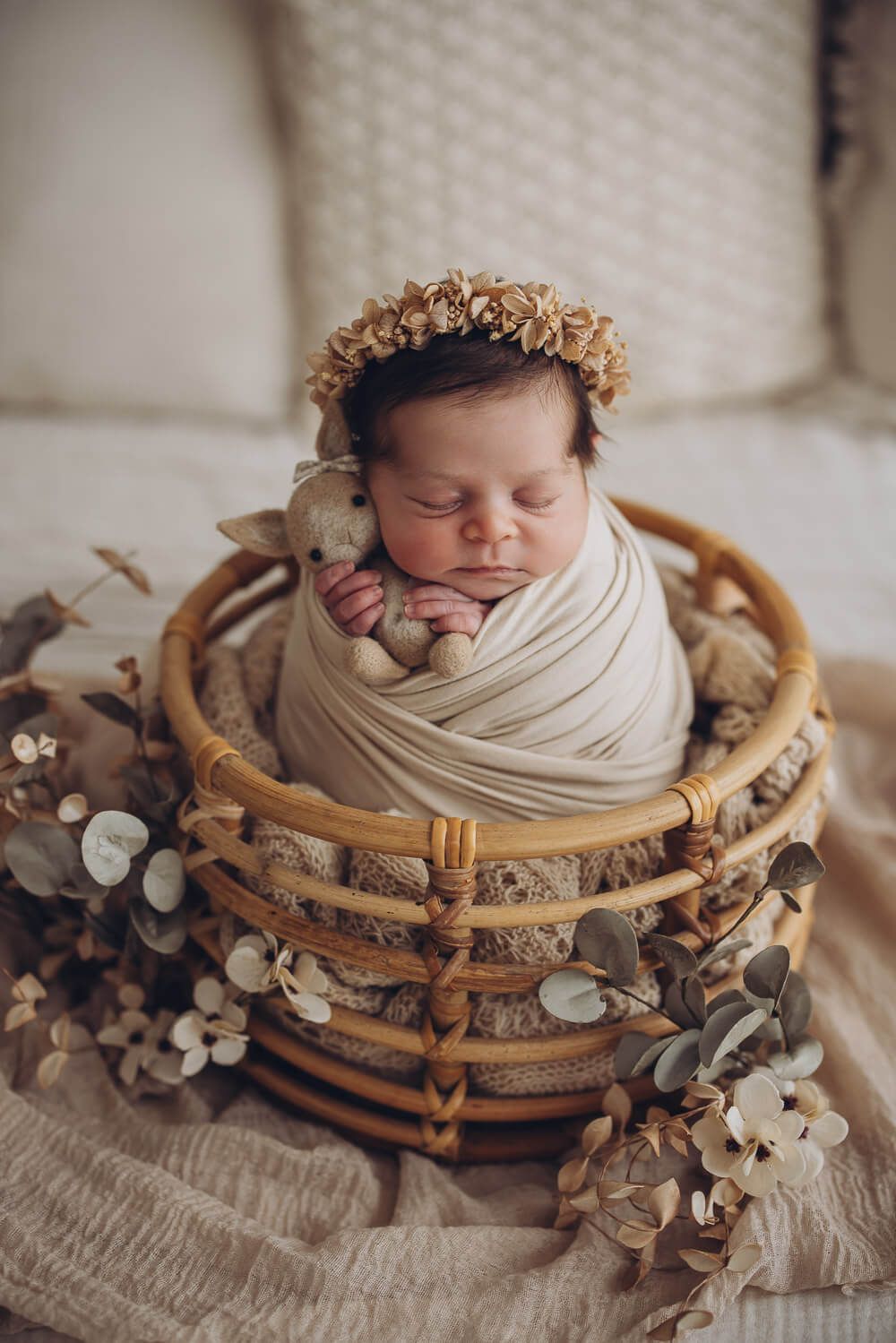 Schlafendes Baby im Körbchen mit kleinem Kuscheltier bei einem Neugeborenen Fotoshooting in Peine