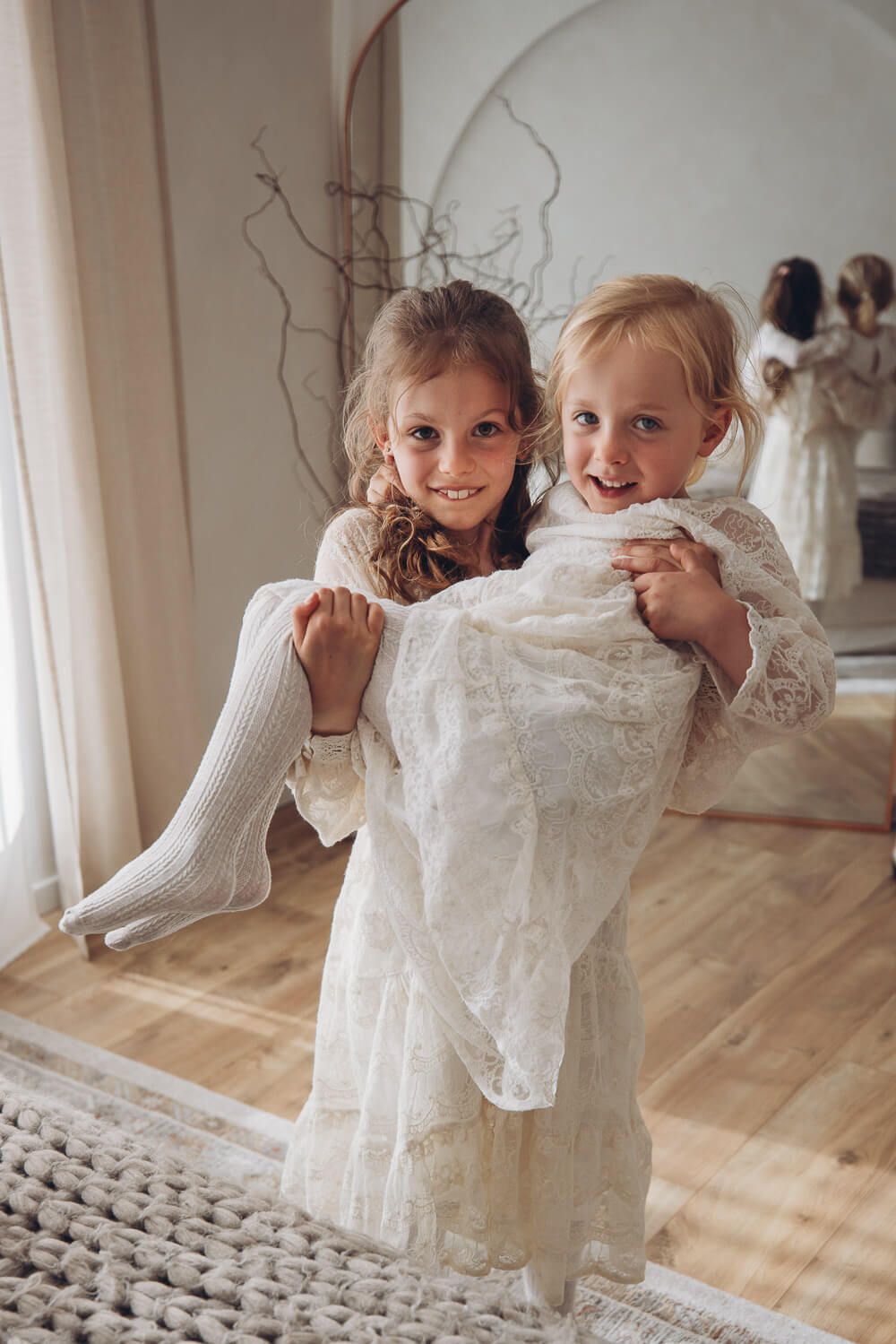 Zwei kleine Mädchen in einem hellen Fotostudio – emotionale Familienfotografie in Hannover, und Braunschweig