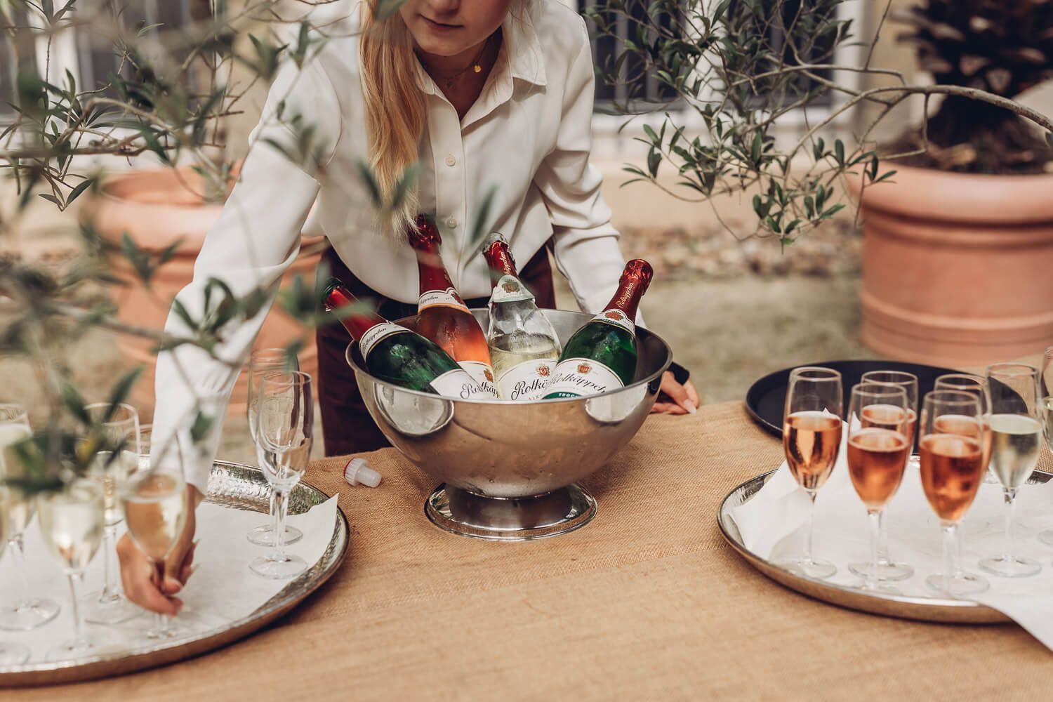 Sektempfang bei Hochzeit mit Champagnerflaschen und gefüllten Gläsern - Hochzeit Fotoshooting in Hannover