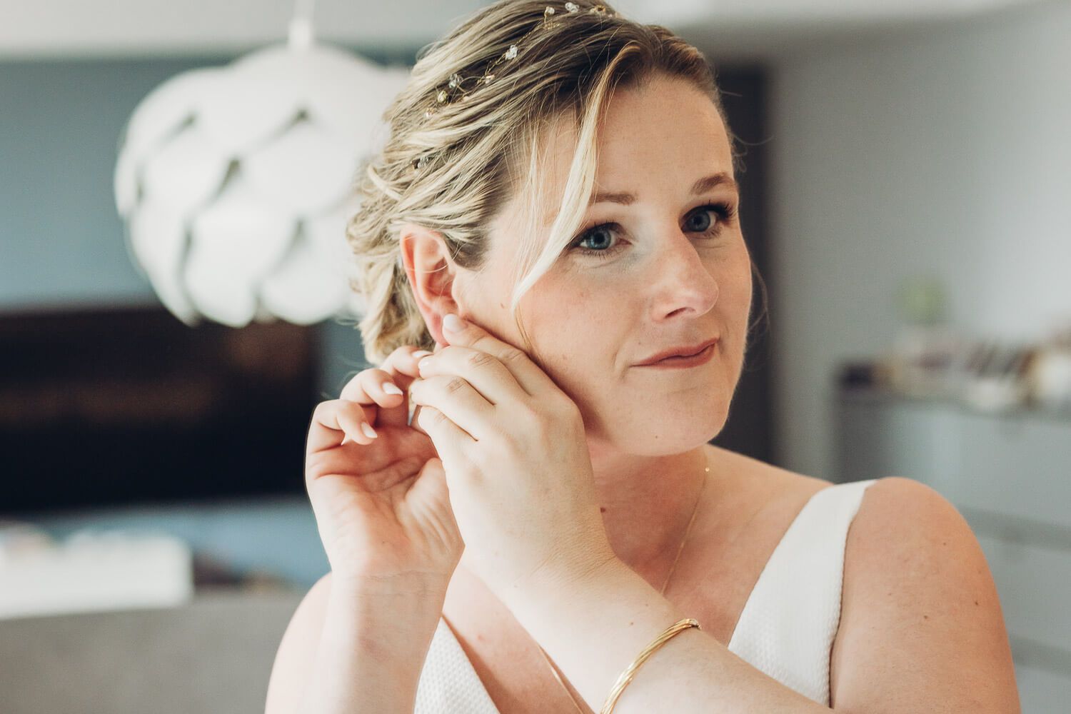 Detailaufnahme wie die Braut ihren Schmuck anlegt beim Hochzeitsvorbereitungsshooting in Garbsen