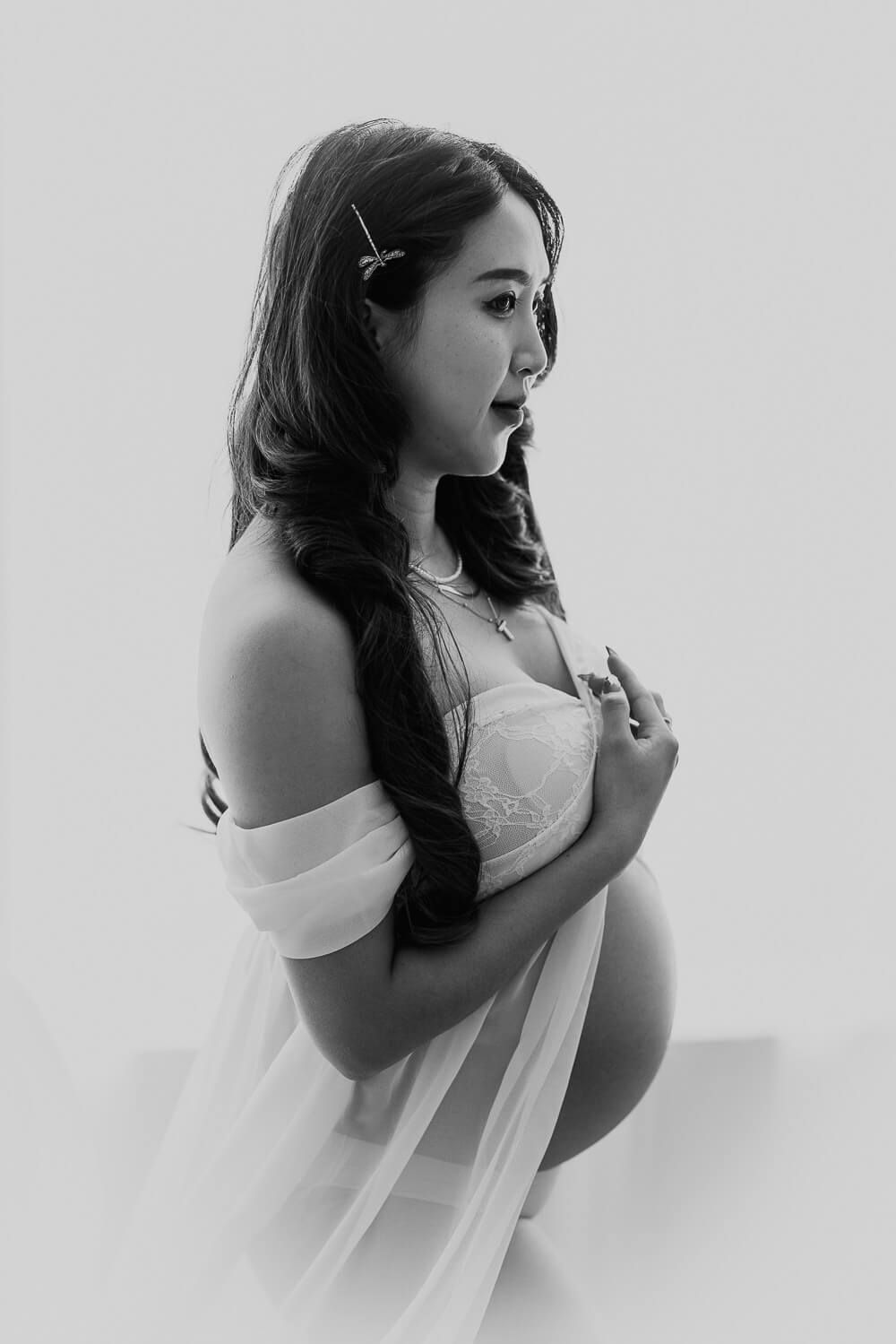 Schwangere Frau in einem Fotostudio bei einem eleganten Babybauch Fotoshooting