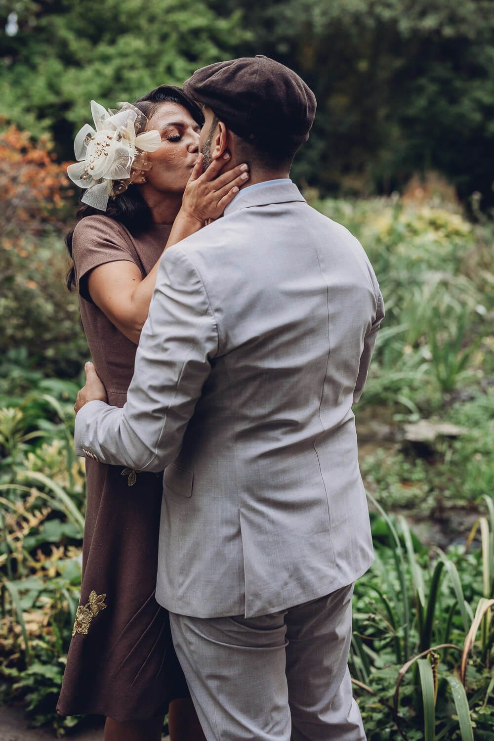 Emotionaler Kuss eines Paares in natürlicher Umgebung, festgehalten von einer Fotografin in Celle