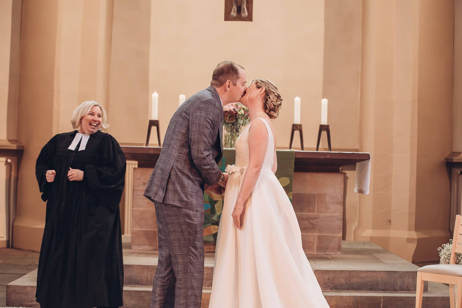 Brautpaar küsst sich vor dem Altar während der kirchlichen Hochzeit in Hameln