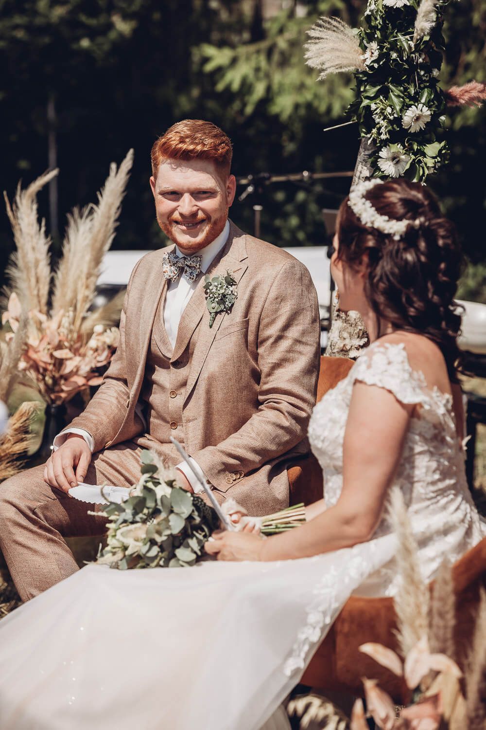 Lächelnder Bräutigam während der freien Trauung in Hameln, authentisch eingefangen von einem Hochzeitsfotografen