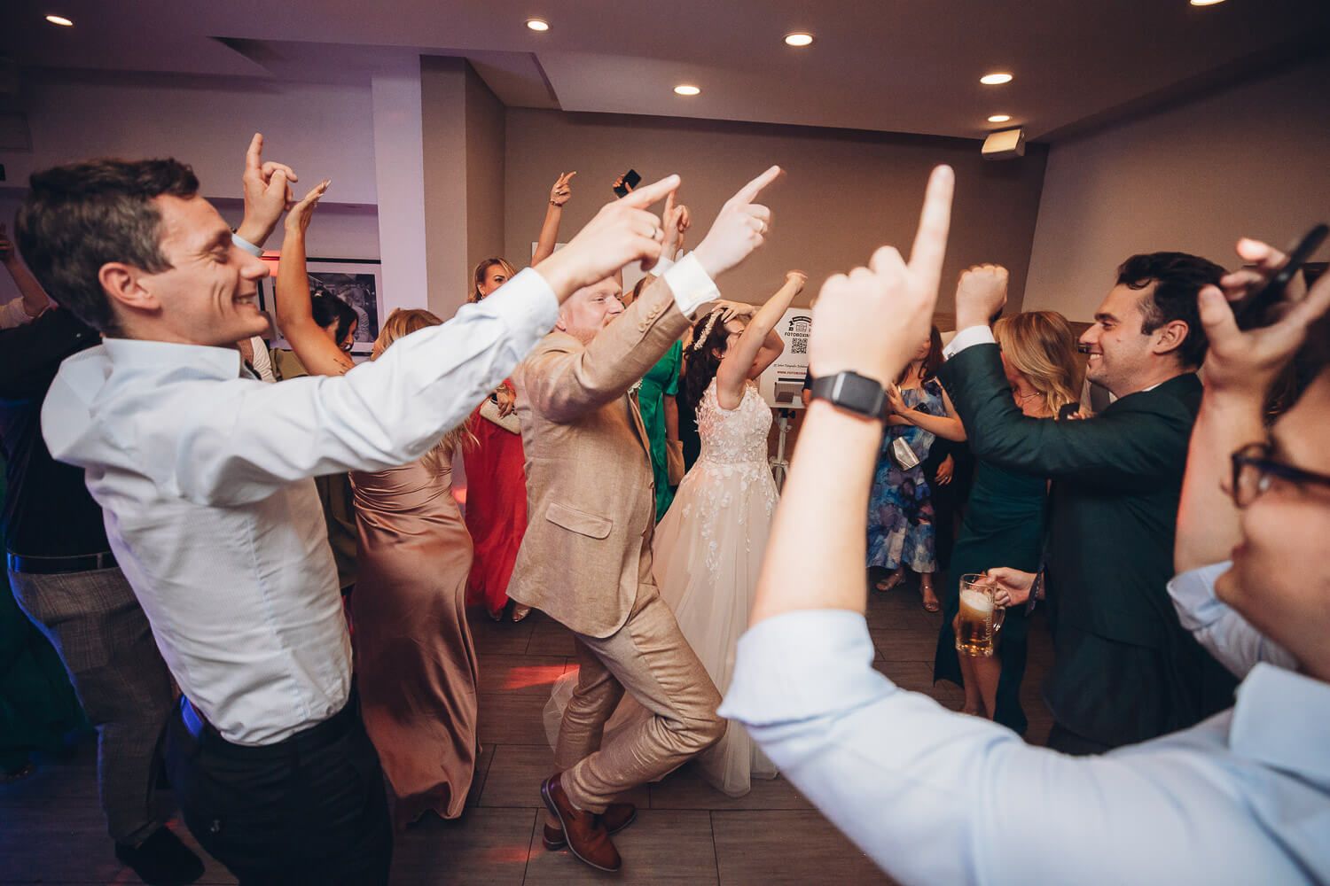 Brautpaar und Gäste feiern ausgelassen auf der Tanzfläche bei der Hochzeit in Pattensen - Hochzeitsfotografin aus Barsinghausen