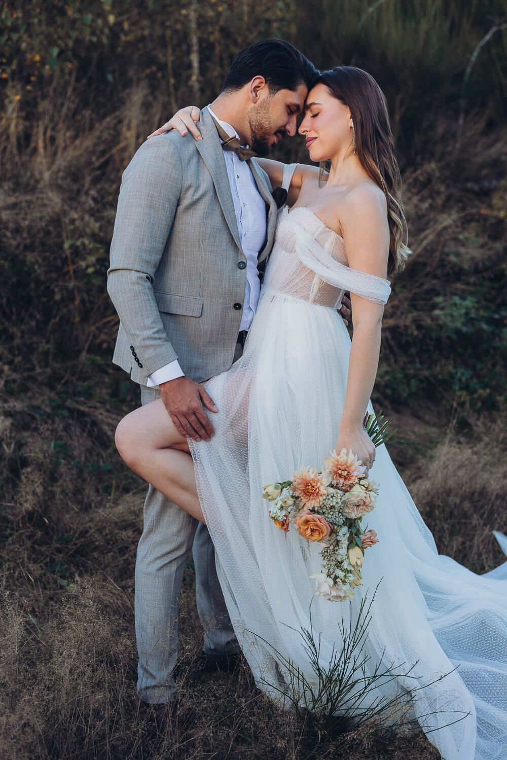 Sinnliches Brautpaarportrait mit inniger Pose und Brautstrauß bei einem eleganten Hochzeitsshooting in Garbsen