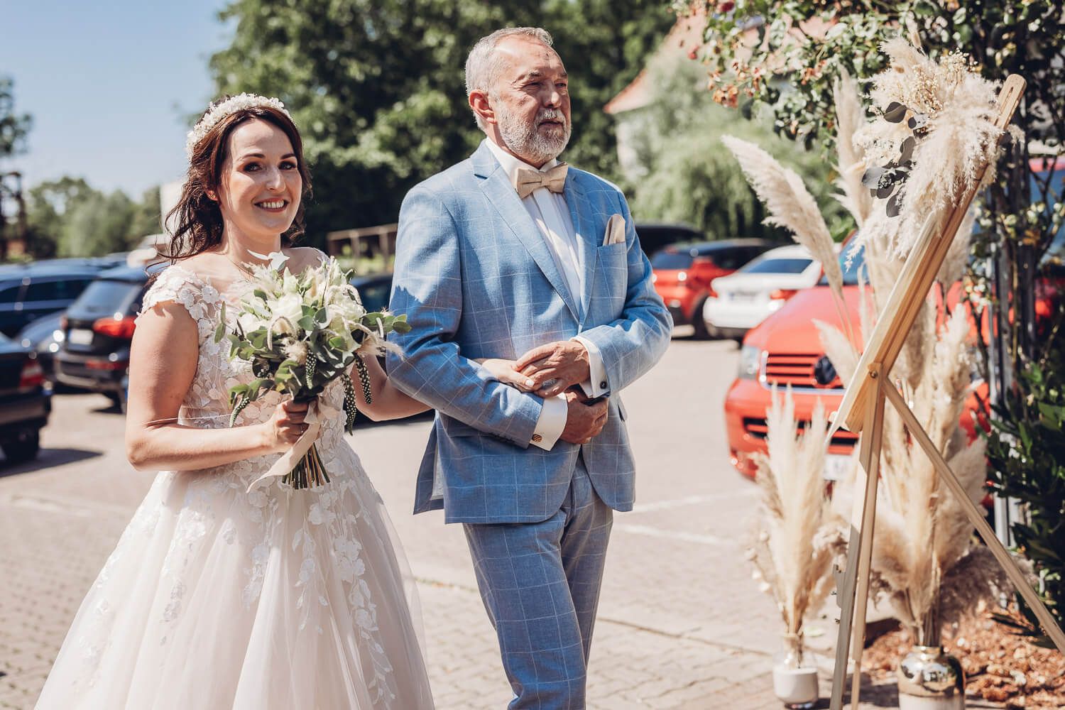 Emotionaler Brauteinzug mit ihrem Vater zur freien Trauung in Hannover, festgehalten von einer Hochzeitsfotografin