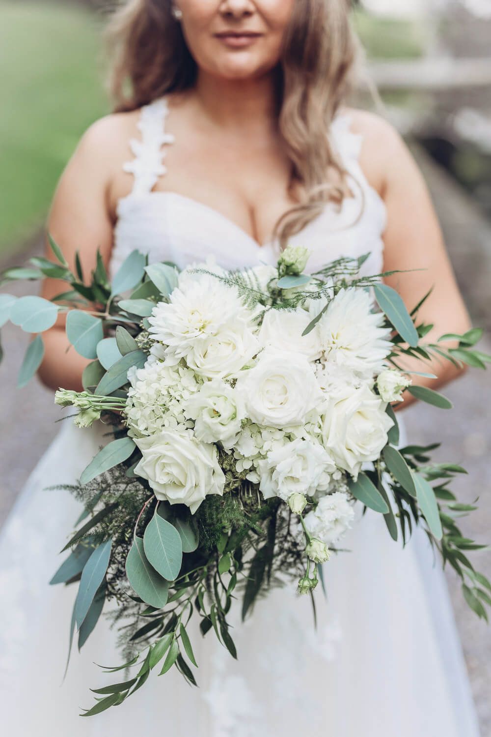 Detailaufnahme eines üppigen weißen Brautstraußes mit Rosen, Blüten und Eukalyptus, fotografiert von einer Hochzeitsfotografin in Hannover
