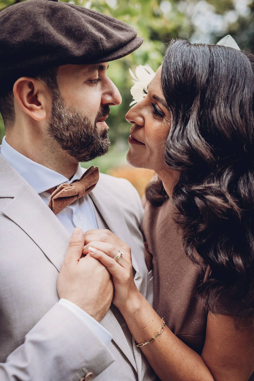 Inniges Portrait eines stilvoll gekleideten Paares im Vintage-Look, festgehalten von einer Hochzeitsfotografin in Hildesheim
