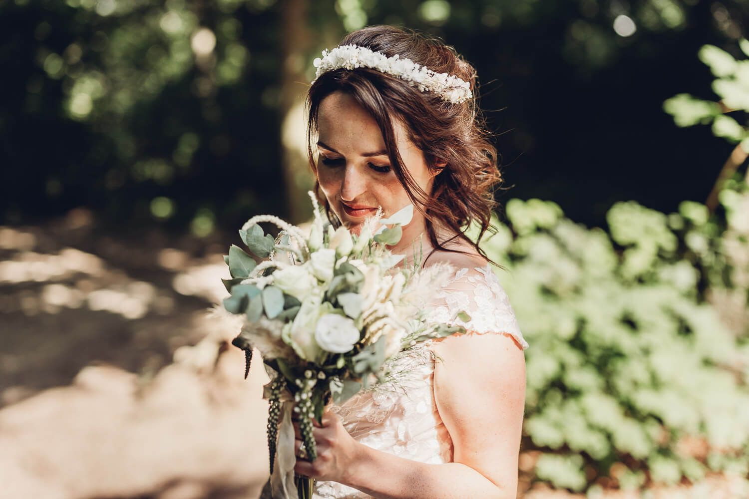 Sanftes Brautportrait mit hellem Brautstrauß und natürlichem Licht bei einer Hochzeit in Pattensen - Hochzeitsfotograf Hannover