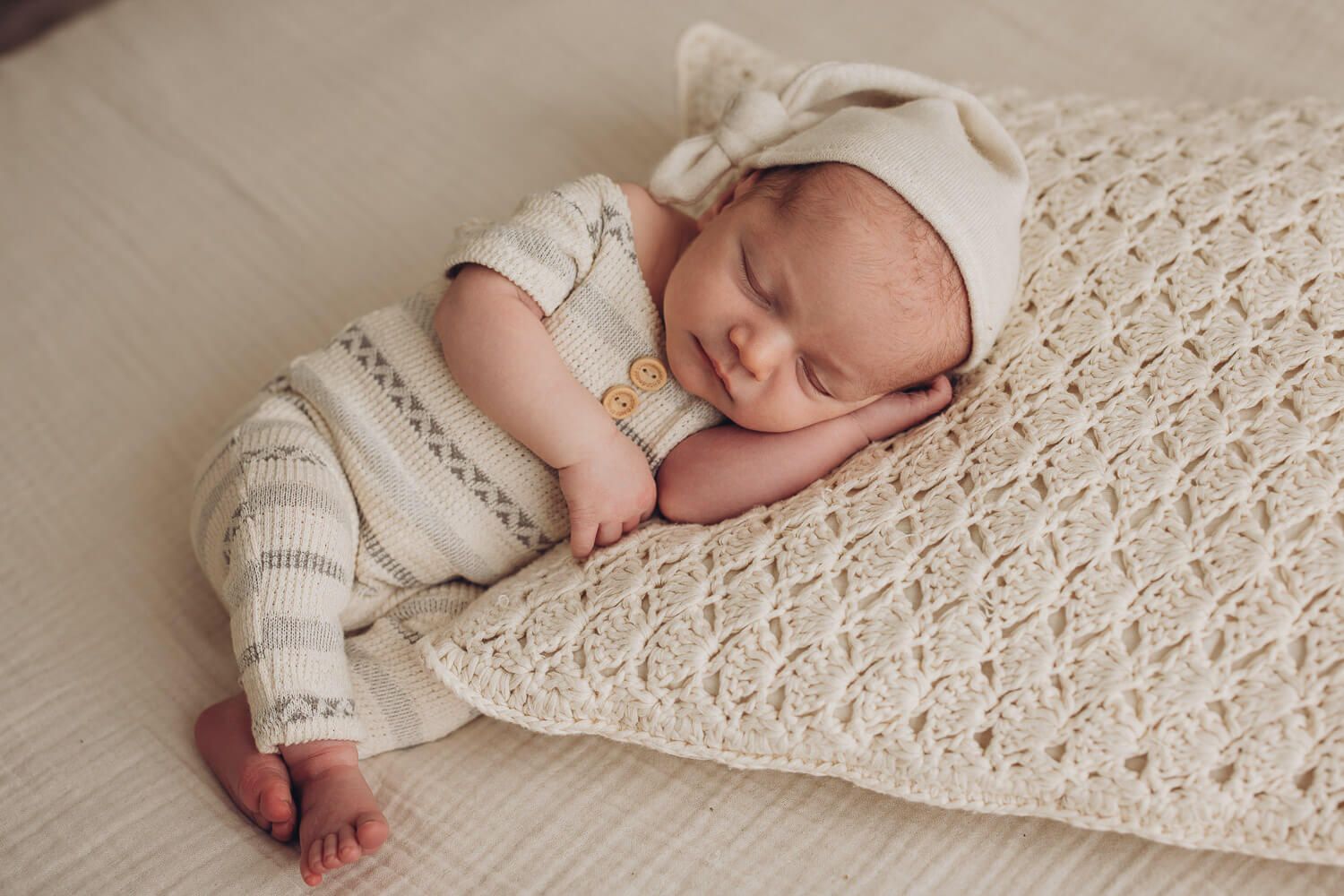 Neugeborenes liegt entspannt auf einem Kissen bei einem natürlichen Newborn Fotohooting in Wolfsburg