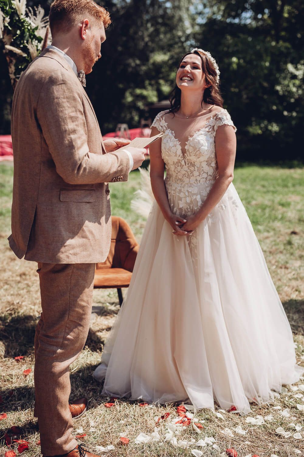 Emotionales Eheversprechen bei einer freien Trauung in Hildesheim, fotografiert von einer Hochzeitsfotografin