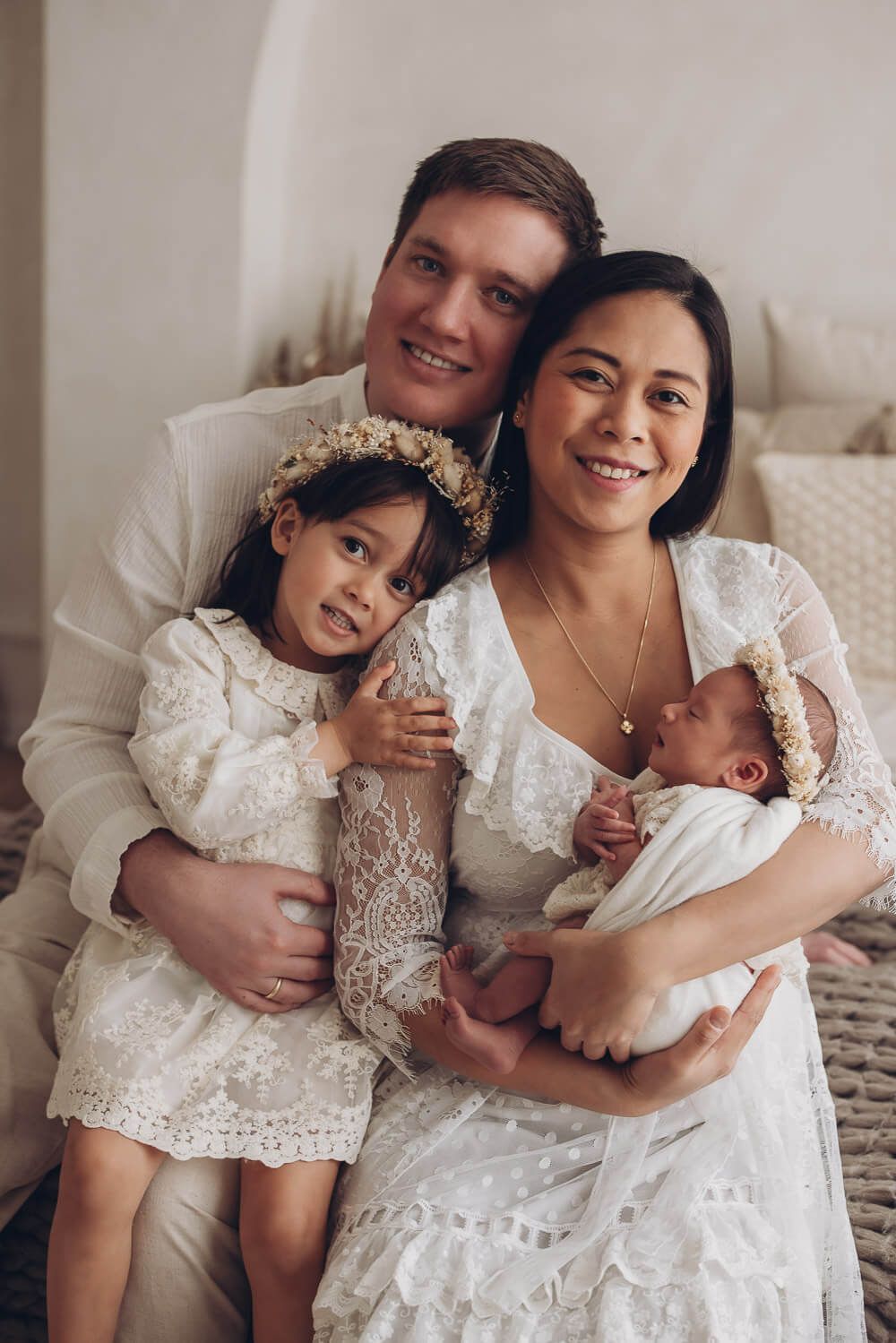 Harmonisches Familienfoto in Lehrte – Eltern mit großer Schwester und Neugeborenem in heller, natürlicher Atmosphäre